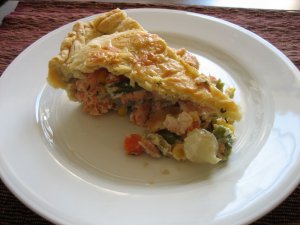 Recept online: Zeleninov kol s lososem : Slan kol z kehkho tsta se pentem, chestem, prkem a kousky lososa  